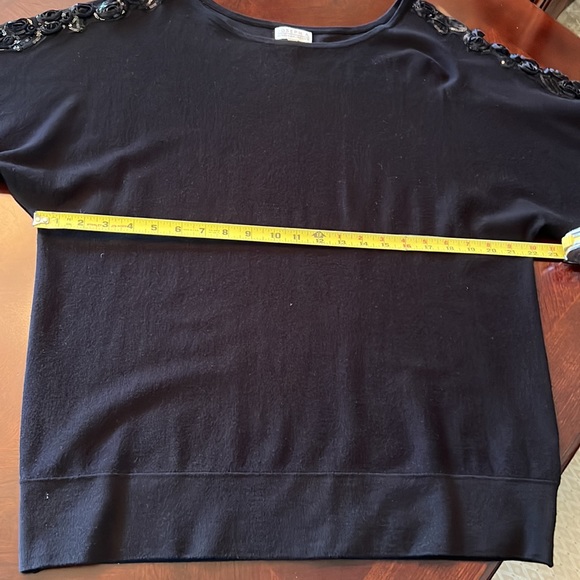 Joseph A lightweight sweater knit embellished shoulder: rosettes & sequins XL - Picture 8 of 17